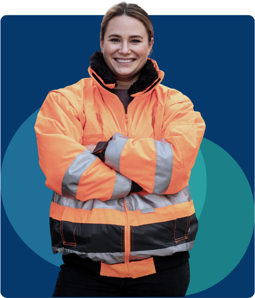 En ung kvinde i orange arbejdsjakke smiler. På en blå baggrund. 